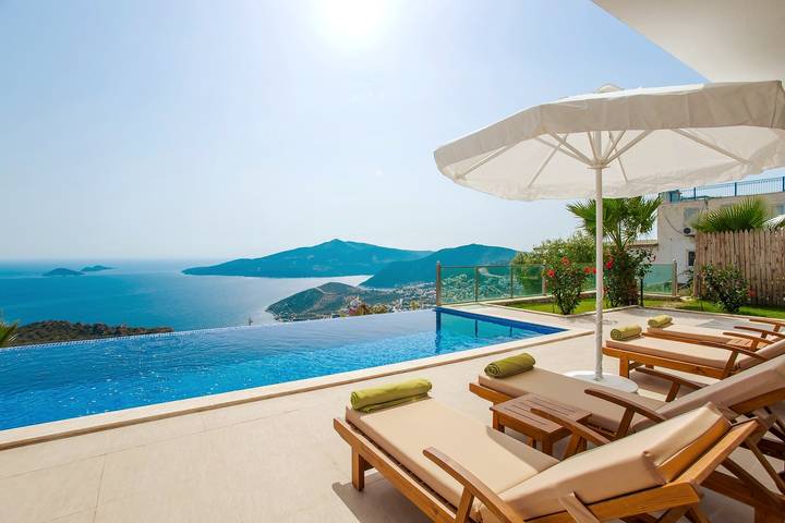 Villa für 6 Personen, mit Balkon/Terrasse und Pool - 1