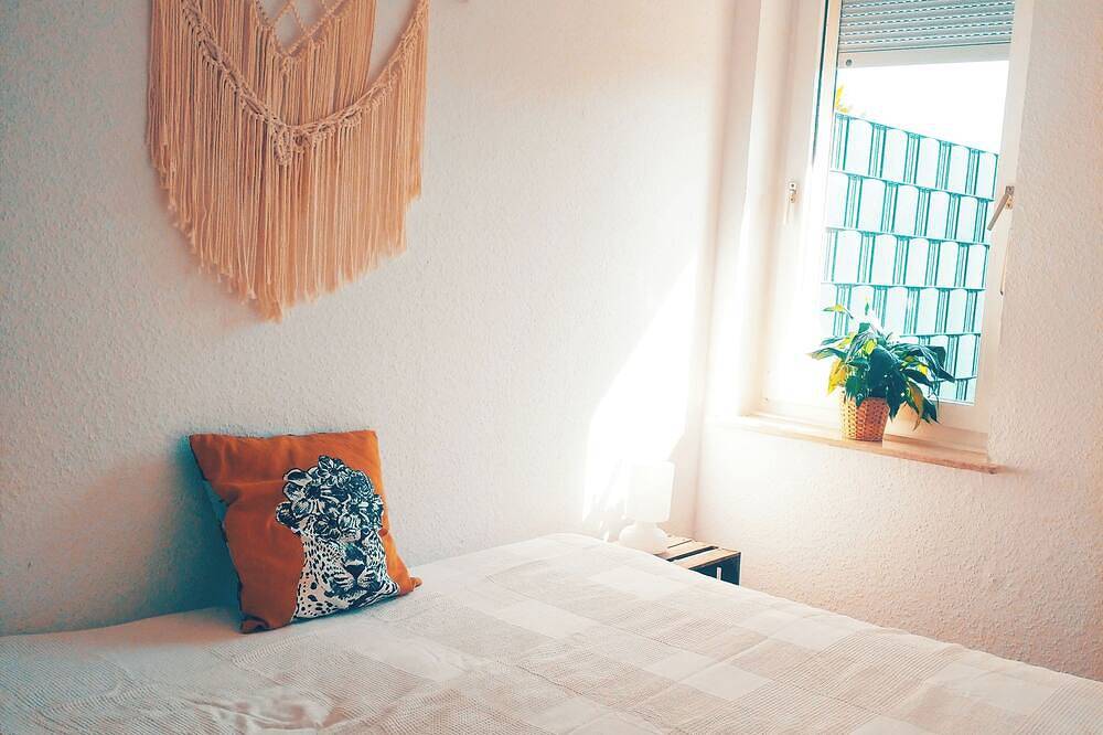 Ganze Wohnung, Helle Ferienwohnung nahe Badesee mit Garten.  Familien und Haustierfreundlich! in Berumbur, Norden und Umgebung
