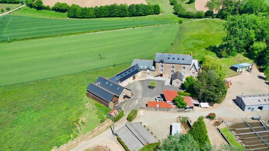 Gîte pour 10 personnes, avec jardin ainsi que vue et piscine à Désertines (Allier)