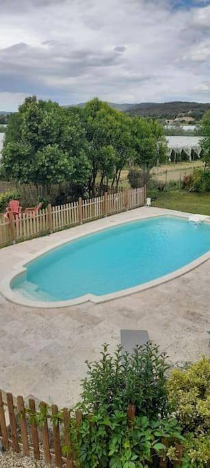 Location de vacances pour 2 personnes, avec vue ainsi que jardin et piscine à Lagnes - 3