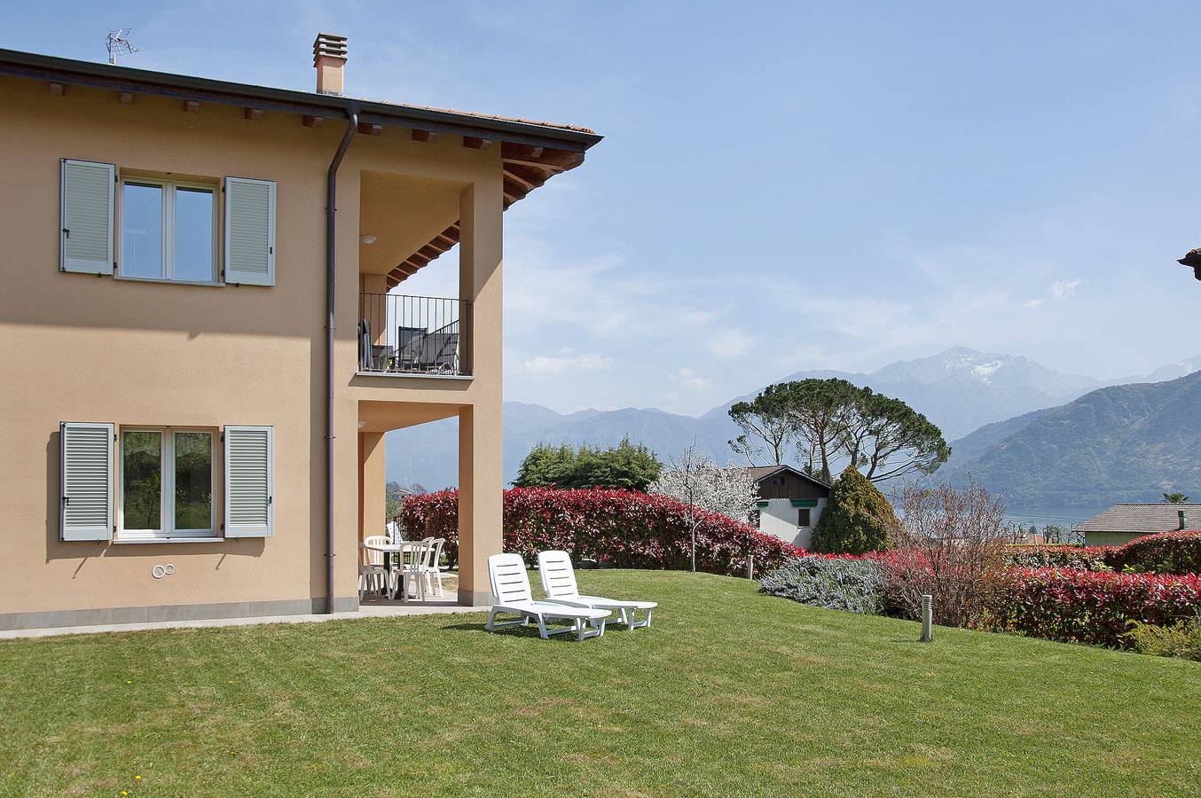 Entire apartment, Appartamento Zerboni C1 with Lake & Mountain View, Pool, Wi-Fi, Garden & Terrace in Lenno, Tremezzina