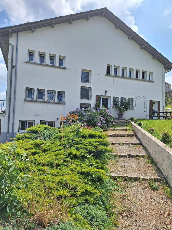 Location de vacances pour 11 personnes, avec Balcon ainsi que Terrasse et Vue à Saint-Maur (Jura)