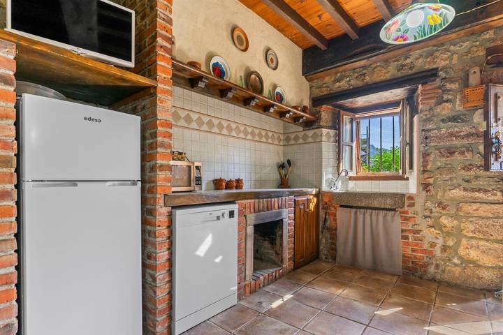 Apartment 'La Breval' with Mountain View, Private Terrace and Private Garden in Alles, Peñamellera Alta