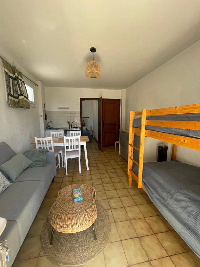 Gîte pour 4 personnes, avec terrasse et jardin à Caves