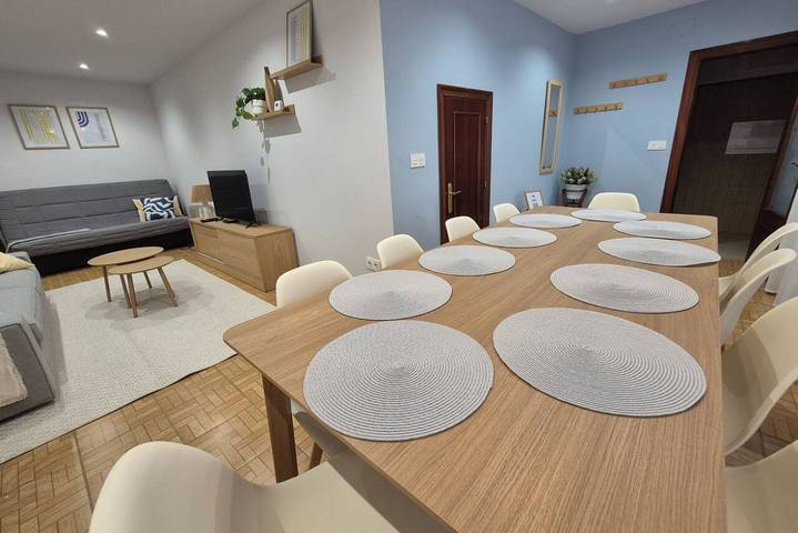 Ganze Wohnung, Chic Apt w/ Full Kitchen & Wi-Fi Near Attractions in Arriondas, Costa Verde (Spanien)