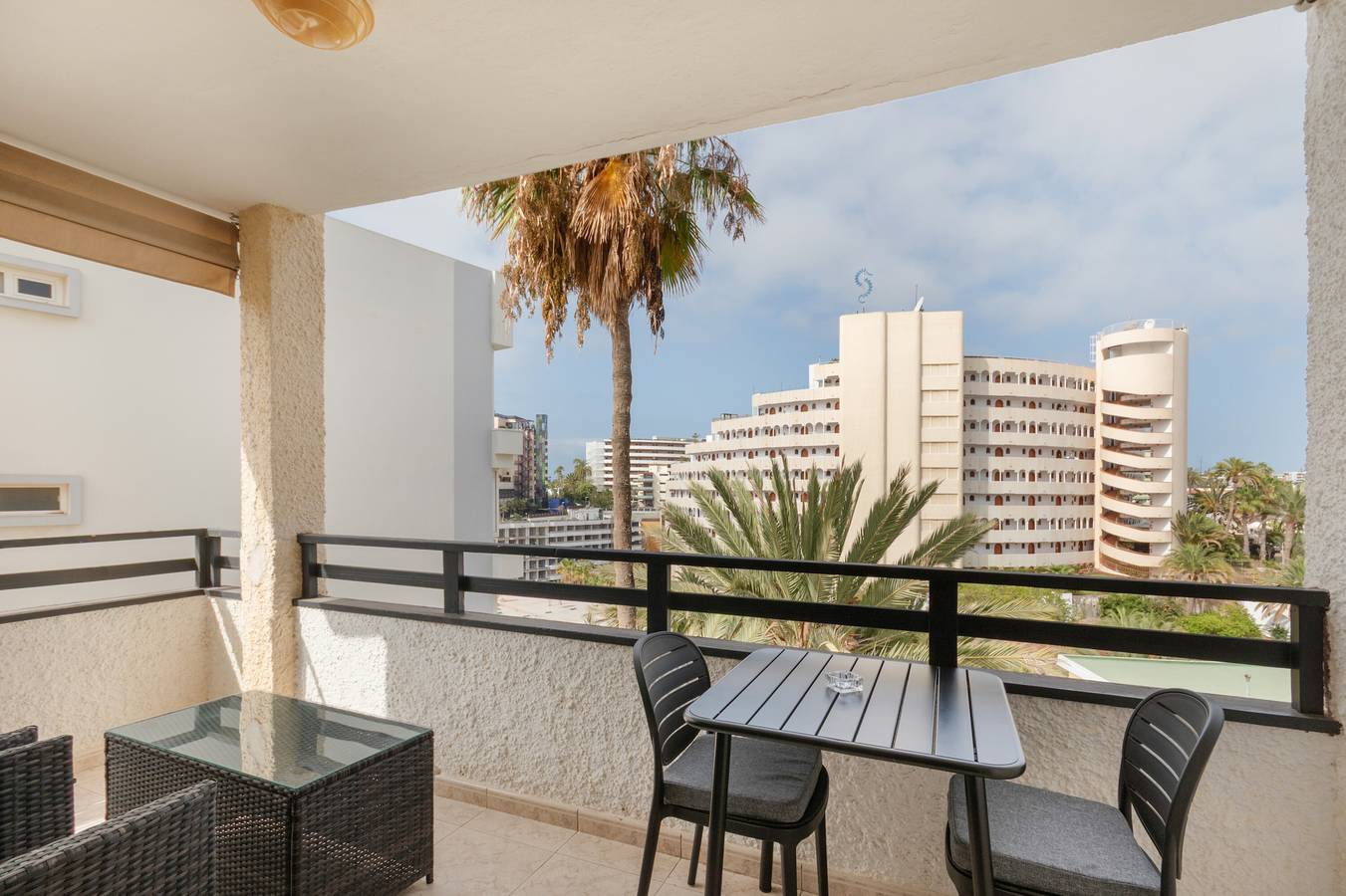 Entire apartment, Holidays 'White Lily of the Canary Islands' with Shared Pool, Balcony and Wi-Fi in Maspalomas, San Bartolomé de Tirajana