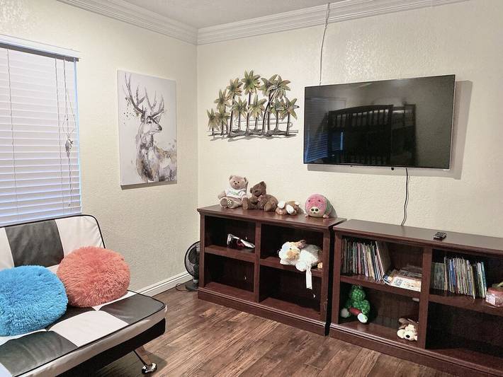 Vacation rental for 11 people, with hot tub and balcony as well as yard and pool, with pets in Anaheim