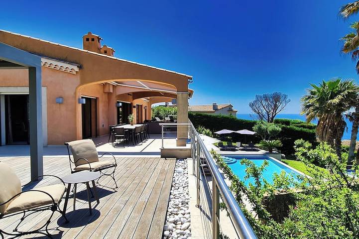 Villa pour 10 personnes, avec sauna et jacuzzi ainsi que terrasse et jardin dans Anthéor