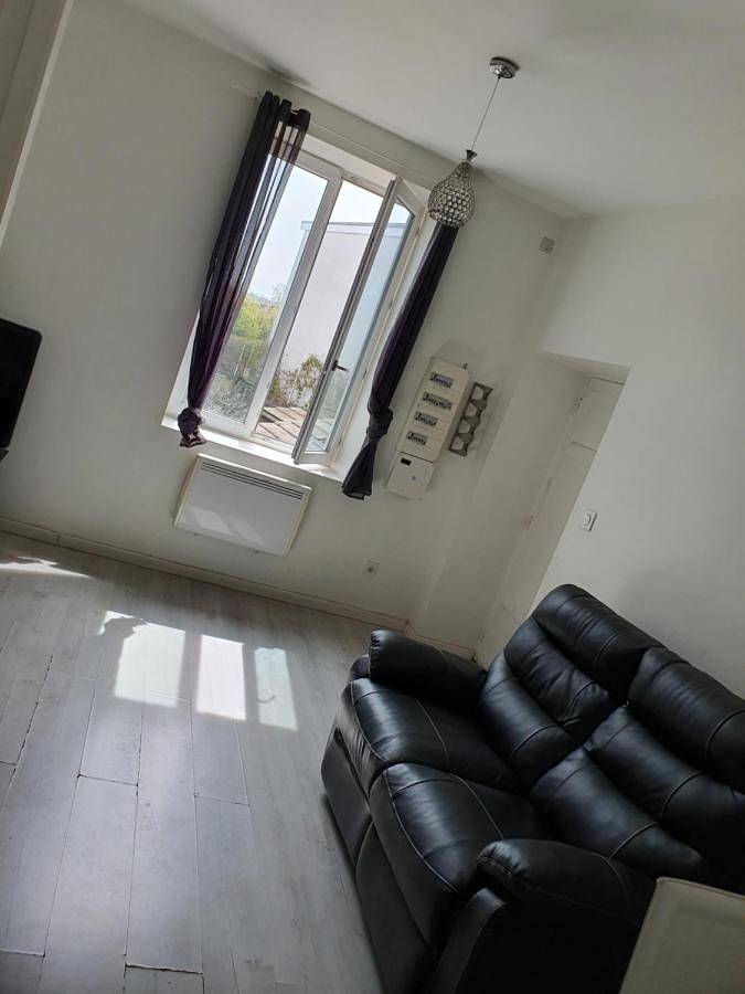 Appartement entier, Two-Bedroom Apartment in Pont-de-Chéruy, Région de Vienne
