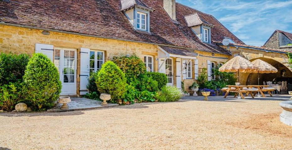 Location de vacances pour 10 personnes, avec Terrasse ainsi que Jardin et Piscine à Saint-Sulpice-d'Excideuil