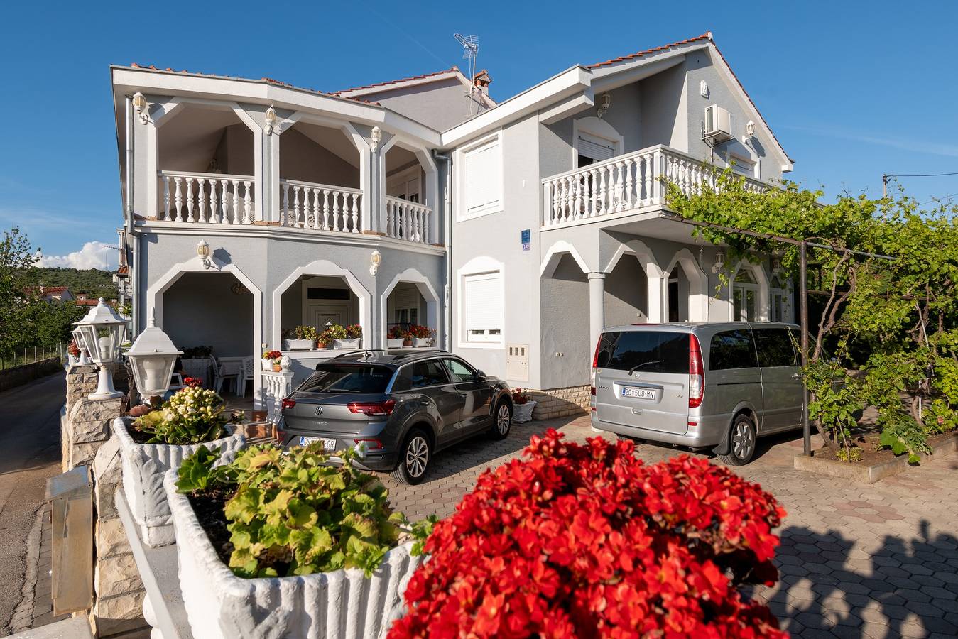 Ganze Wohnung, 3-Zimmer-Ferienwohnung mit Terrasse und Meerblick Sukosan, Zadar A-24601-b in Sukosan, Zadar