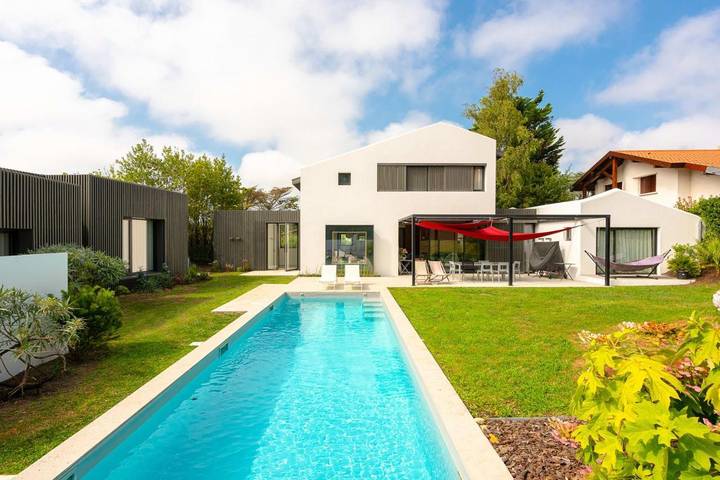 Location de vacances pour 12 personnes, avec terrasse ainsi que piscine et jardin dans Aguilera