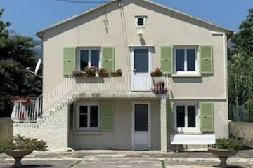 Gîte pour 6 personnes, avec balcon et jardin à Pietracorbara