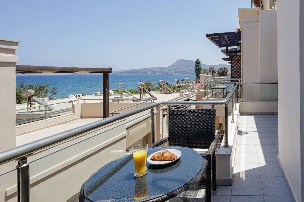 Ganze Wohnung, Adelphes Beachfront Apartment in Kalyves, Chania und Umgebung