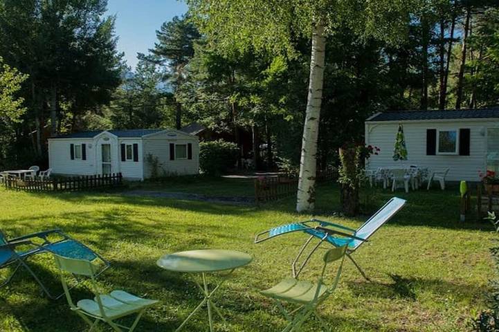 Gemütliches Mobilheim für 4 Personen mit Gartenmöbeln in Guillestre in Guillestre, Nationalpark Écrins