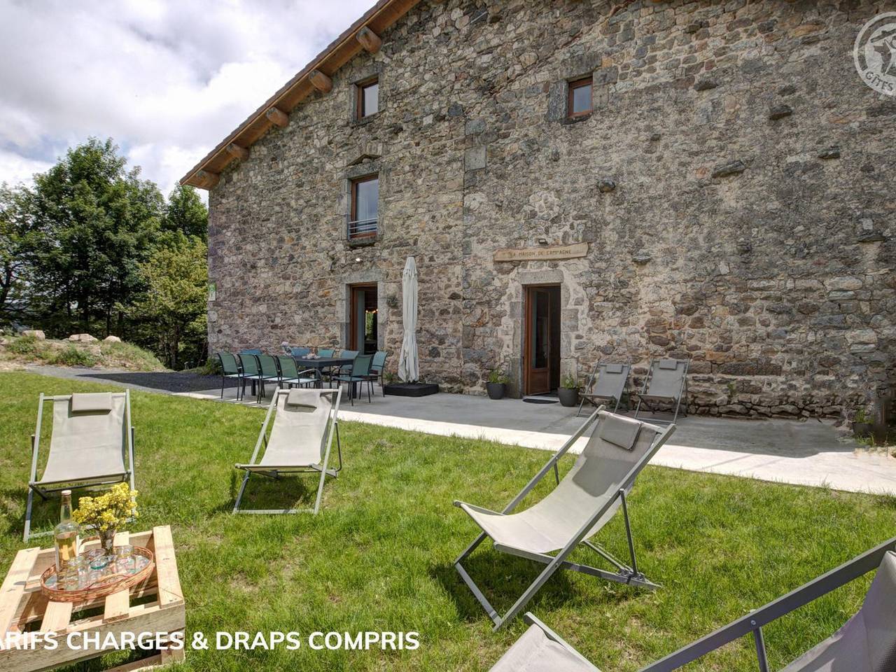 Maison de Campagne Confortable pour 10 Personnes avec Wifi in Gumières, Parc Naturel Régional Livradois-Forez