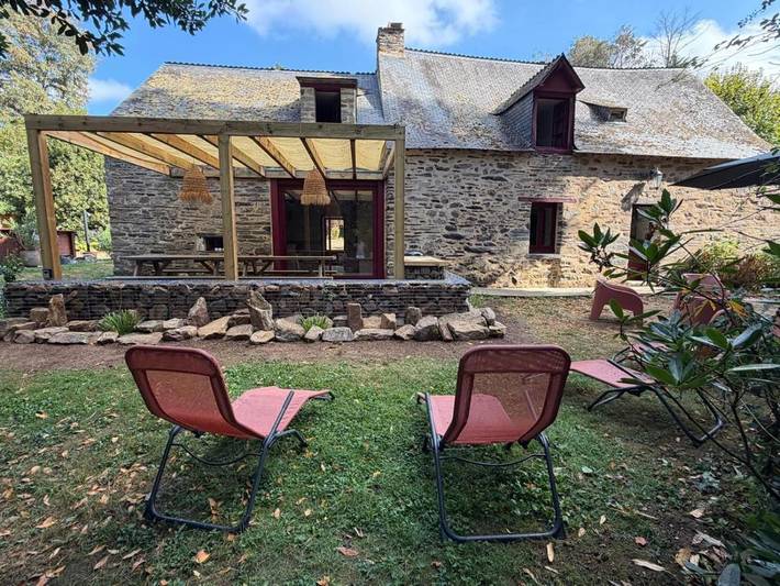 Location de vacances pour 8 personnes, avec Terrasse et Piscine à Peillac