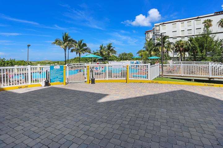 Vacation rental for 6 people, with pool and hot tub as well as balcony in Treasure Island