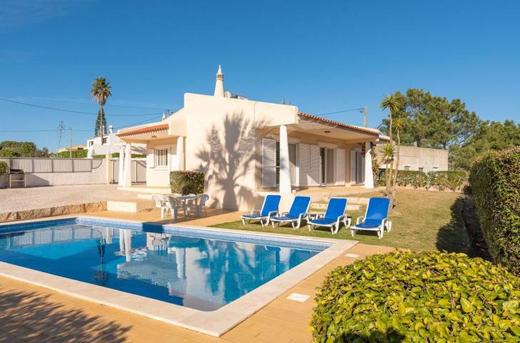 Villa for 4 people, with pool and garden as well as ocean view and balcony in Albufeira