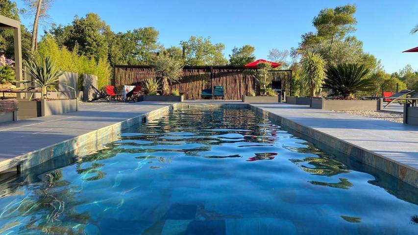 Chambre d’hôte pour 2 personnes, avec jardin ainsi que vue et piscine
