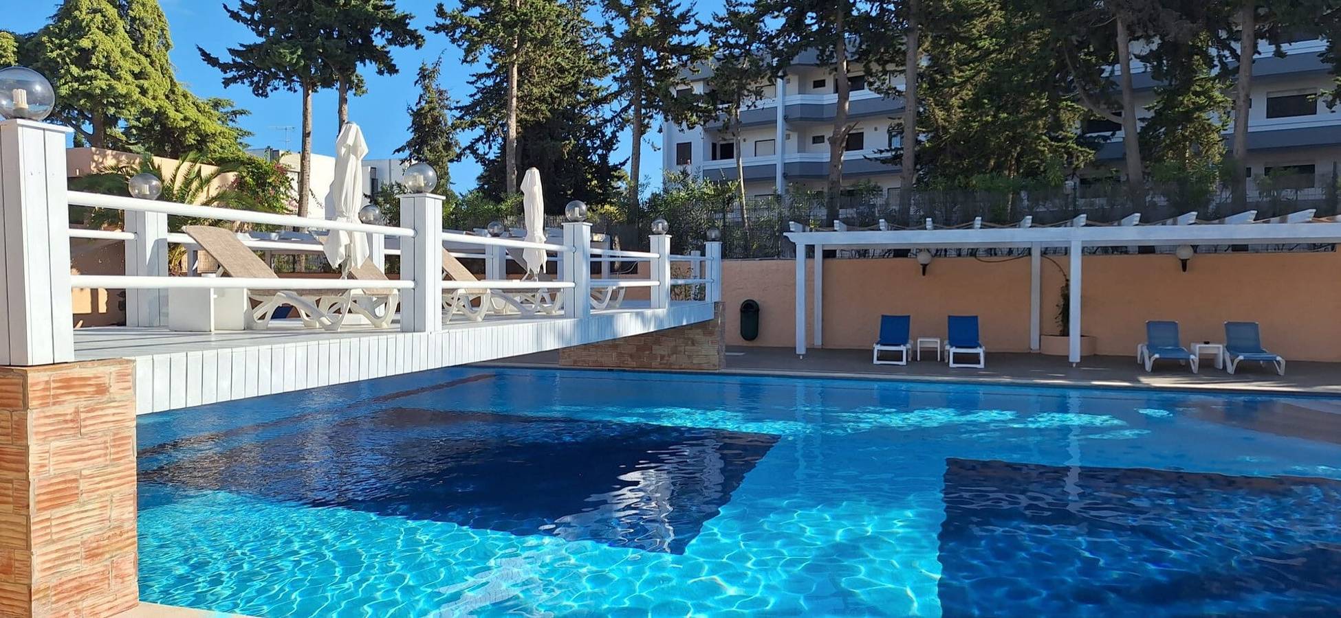 Apartamento inteiro, Apartamento 'Sun and Serenity' com piscina partilhada, jardim partilhado e acesso Wi-Fi in Albufeira, Distrito de Faro