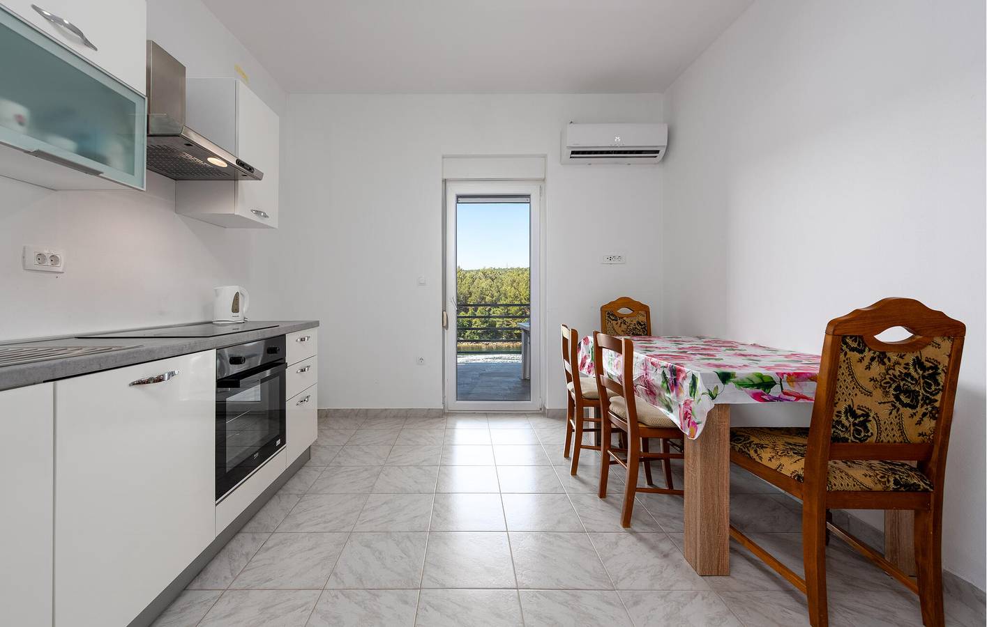 Ganze Ferienwohnung, Urlaub am Meer: Apartment mit Meerblick, WLAN und Terrasse in Obrovac, Zadar