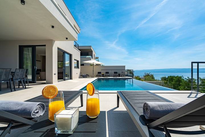 Stilvolle Villa Olea mit beheiztem Pool und Panoramablick aufs Meer in Podstrana, Split-Dalmatien