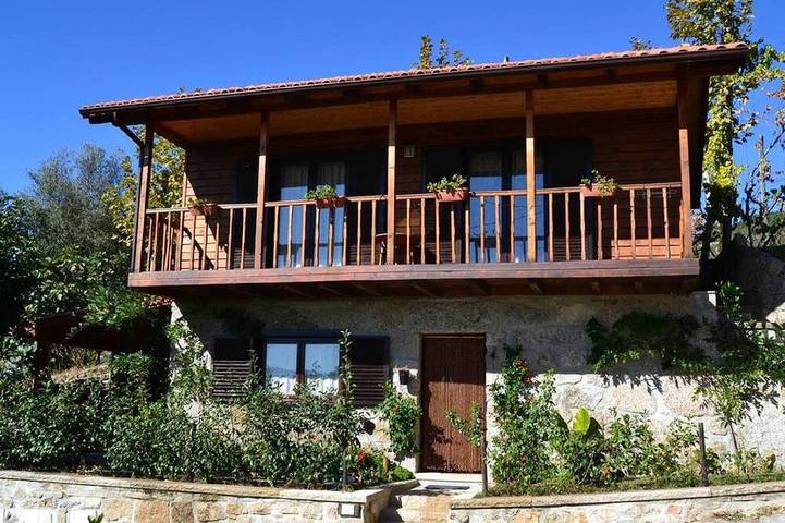 Casa de campo para 5 pessoas, com varanda e jardim em Celorico de Basto