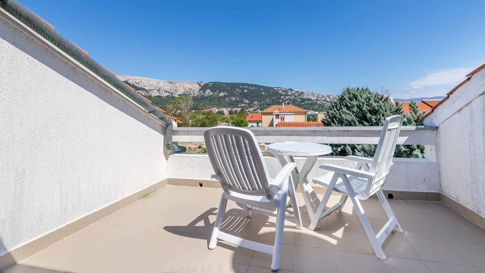 Ganze Ferienwohnung, Ferienwohnung mit Terrasse und Klimaanlage  in Zarok, Baska