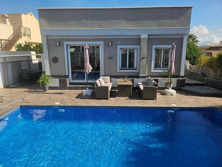 Ferienhaus für 6 Personen, mit Terrasse und Garten sowie Pool