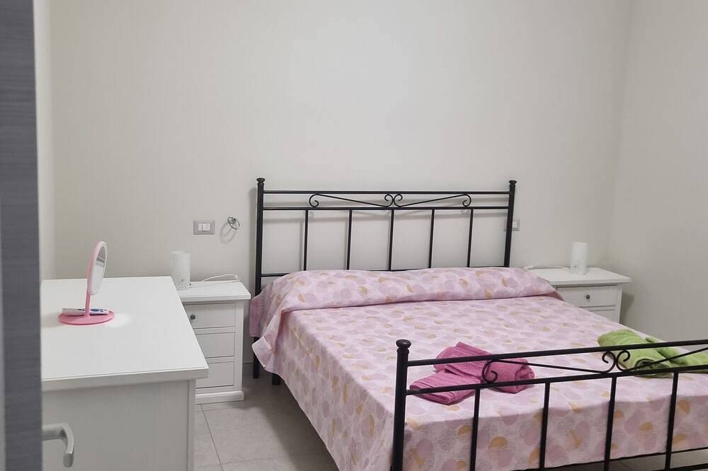 Villa 'Corbezzolo' with Shared Pool, Wi-Fi and Air Conditioning in Galatone, Gulf of Taranto