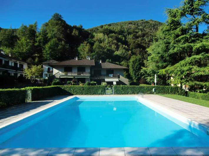 Gîte pour 4 personnes, avec jardin et piscine à Molina di Ledro