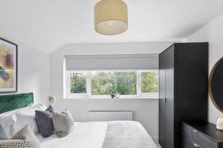 Woking -Garden, Driveway Parking, 4Bed in Woking, Surrey