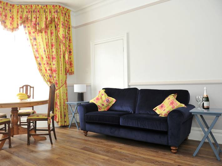 Hamilton Apartment in Cheltenham, Gloucestershire