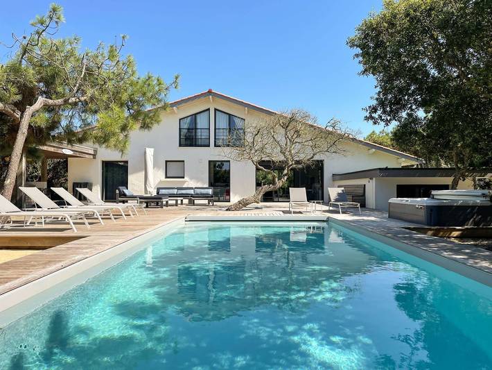 Gîte pour 8 personnes, avec jacuzzi et terrasse ainsi que piscine et jardin dans Plage des Estagnots