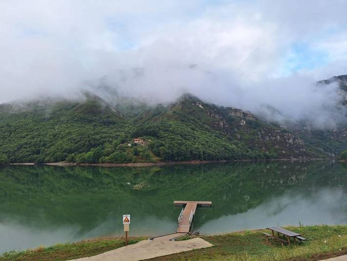 Casa de huéspuedes para 2 personas, con vistas al lago además de balcón y vistas en Asturias