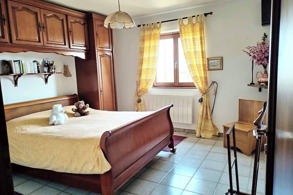 Ganze Wohnung, Garden apartment in country villa, swimming pool, 5 minutes from village. in Roquefort-les-Pins, Mittelmeerküste (Frankreich)