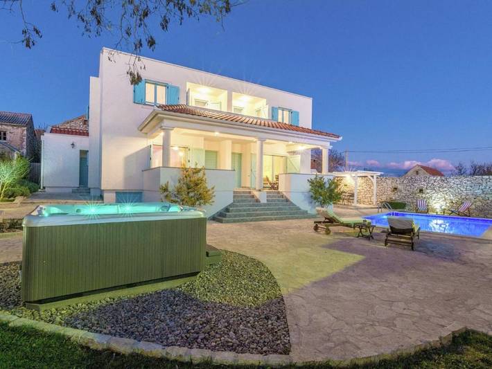 Ferienhaus für 12 Personen, mit Balkon und Whirlpool sowie Terrasse und Garten