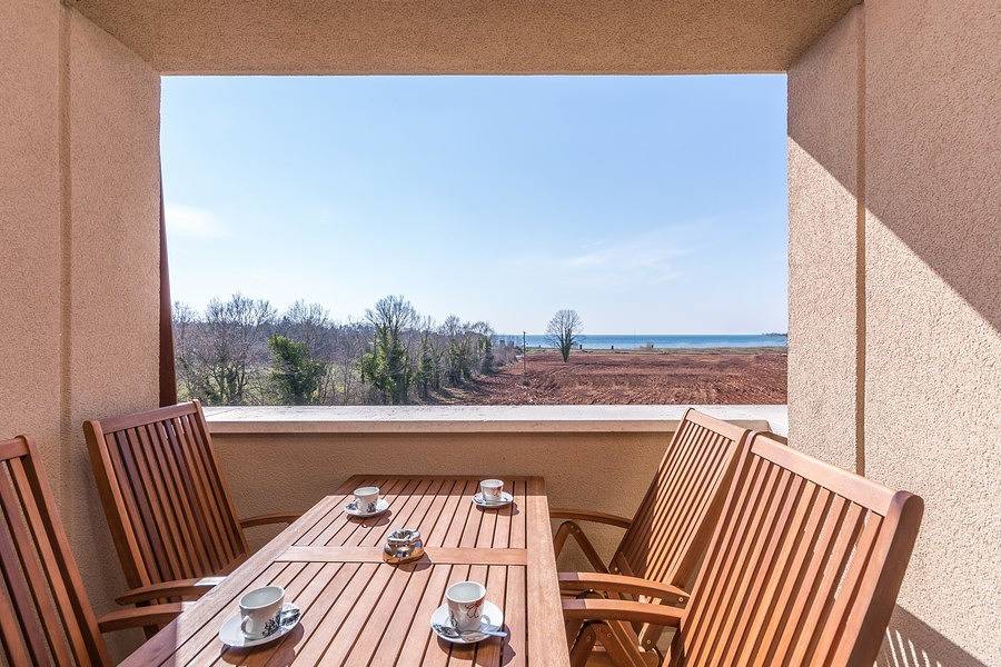 Ganze Wohnung, Apartment mit zwei Schlafzimmern und schönem Balkon mit Meerblick 
 in Dajla, Umag und Umgebung