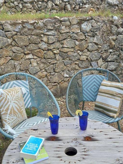 Gîte pour 2 personnes, avec vue et jardin à Le Revest-les-Eaux - 3