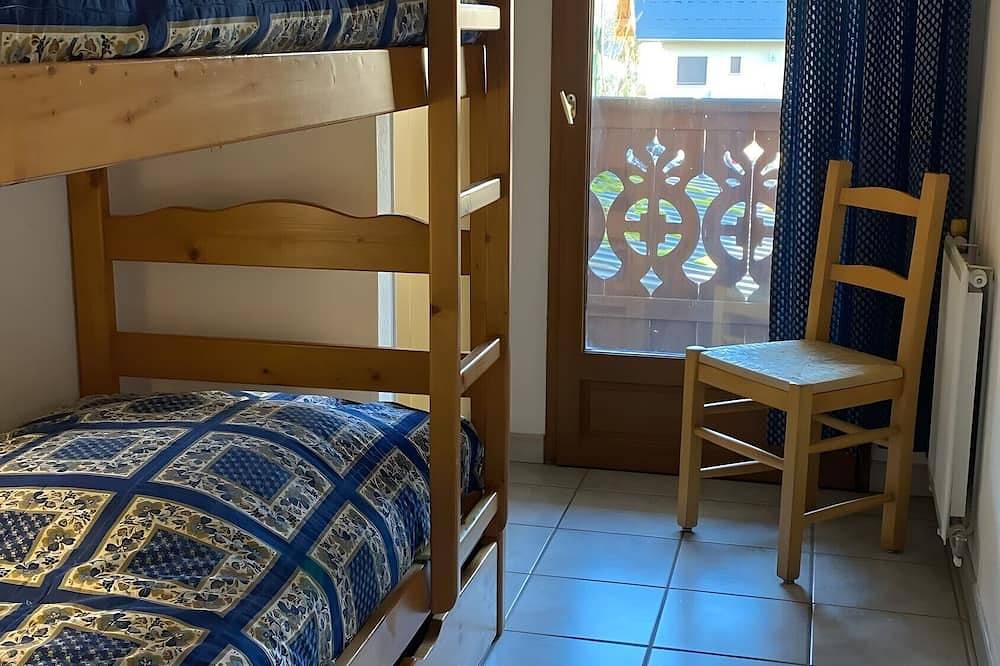 Entire apartment, Apartment 'Le Ressoutan' with Mountain View and Balcony in Saint-Colomban-des-Villards, Saint-Jean-de-Maurienne region
