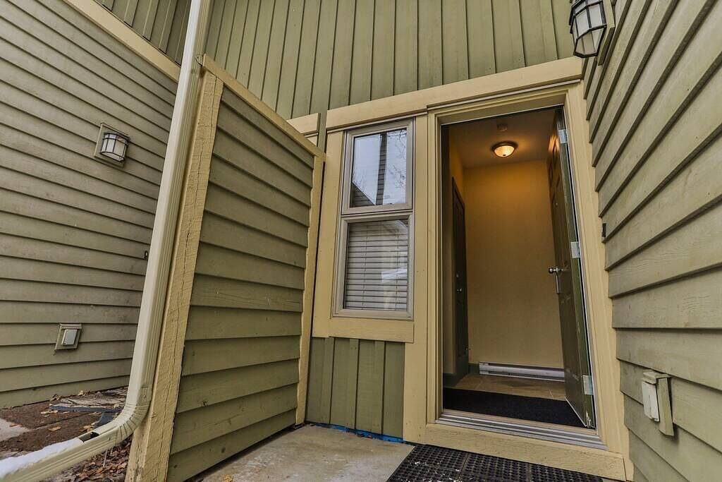 Ski In-Out / King Bed / Near Hot Tub / Fireplace in Panorama