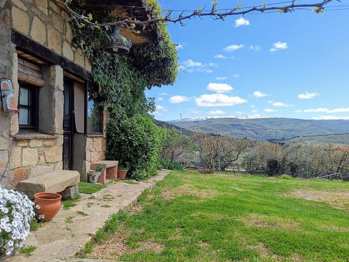 Apartamento para 4 personas, con Terraza además de Jardín y Vistas en Sotoserrano