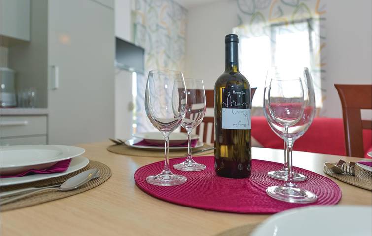 Ganze Ferienwohnung, Gemütliche Wohnung mit Terrasse, WLAN und Parkplatz, 1,5 km vom Strand entfernt in Vodice, Šibenik-Knin