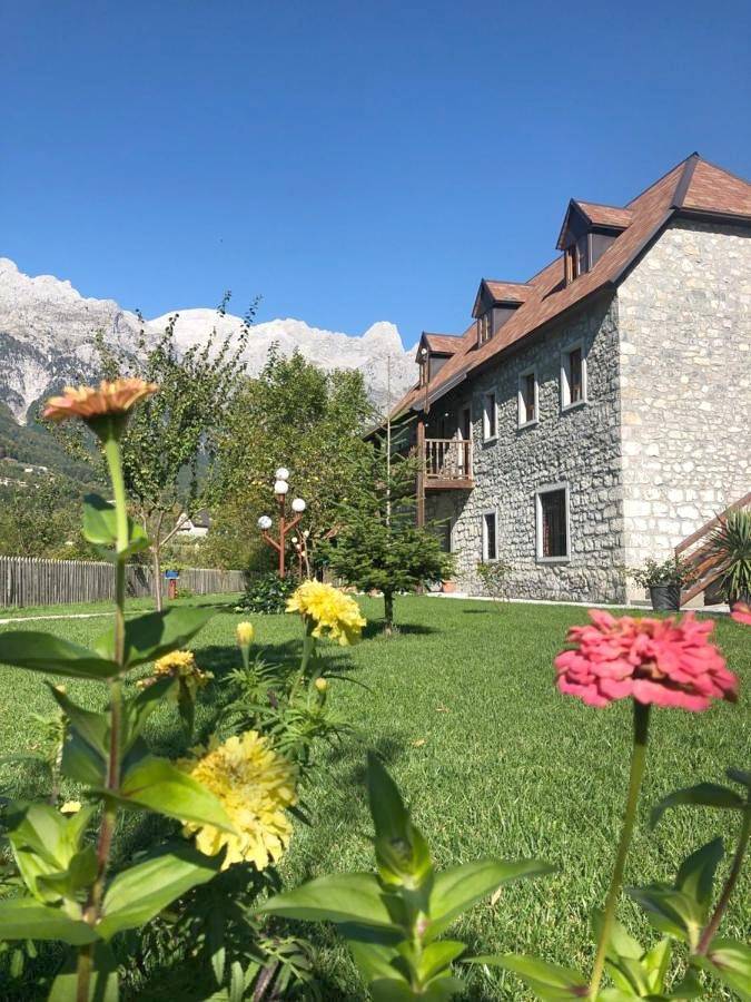 Station pour 4 personnes, avec vue ainsi que jardin et balcon dans Theth