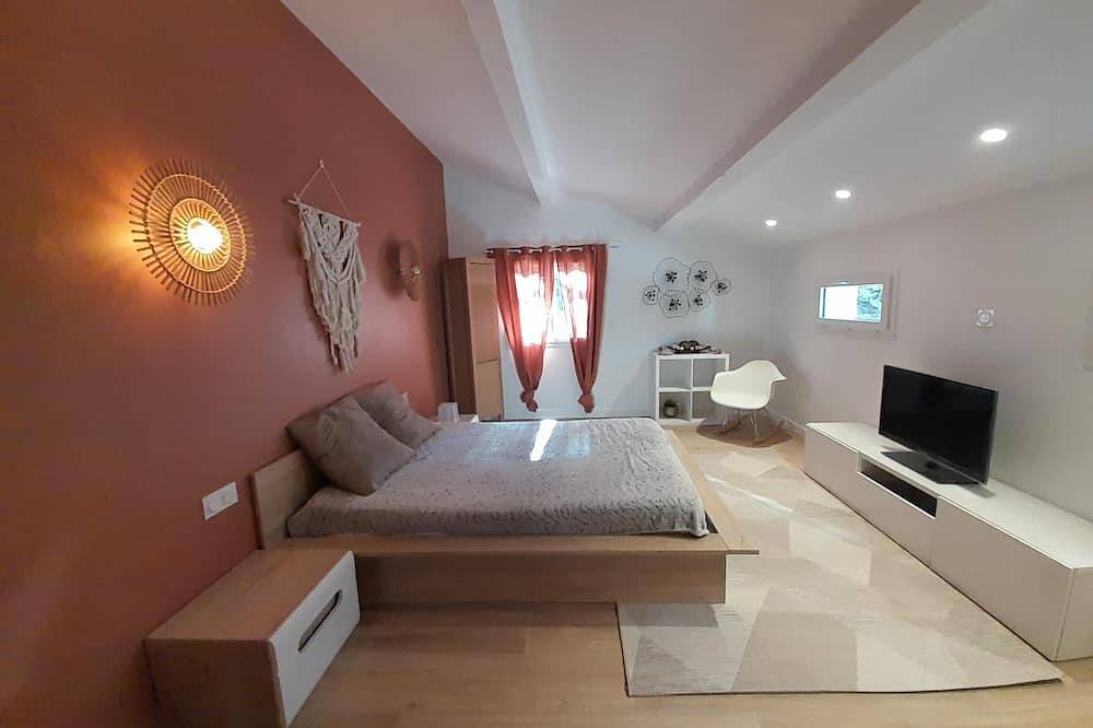 Villa view Ste Victoire (1 hectare of land, swimming pool, spa, hammam) near Aix in Fuveau, Aix-en-Provence region