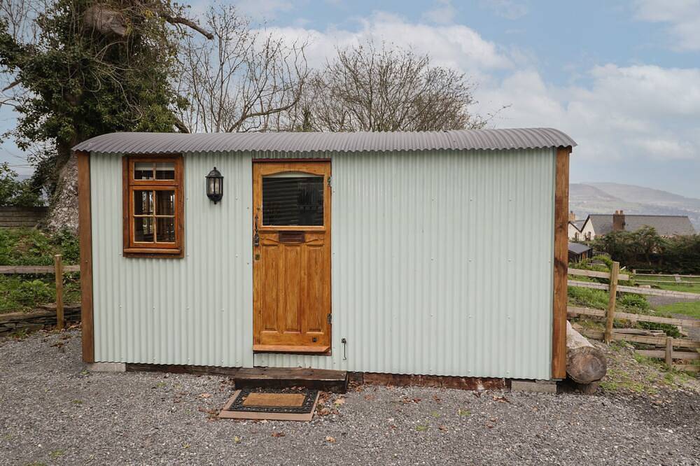 Rabbit Hill Hut, pet friendly, with a garden in Govilon in Brecon Beacons