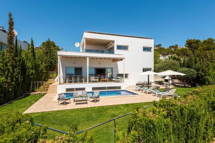 Chalet para 8 personas, con jardín además de vistas y piscina en Menorca