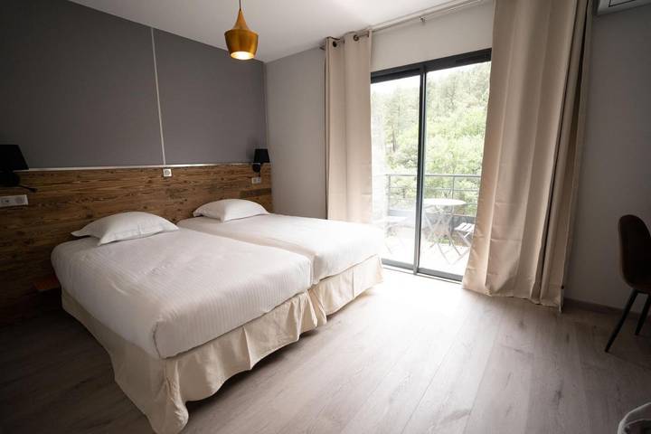 Hôtel pour 2 personnes, avec Balcon et Jacuzzi ainsi que Terrasse et Jardin