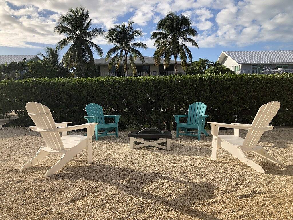 Walk to Sombrero Beach •Waterfront, 50’ Dock, Spa, Kayaks, Bikes, Ideal Location in Sombrero Beach, Marathon